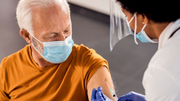 J'ai 74 ans, mon mari 76, pouvons-nous nous faire vacciner en même temps ? Le 20H vous répond