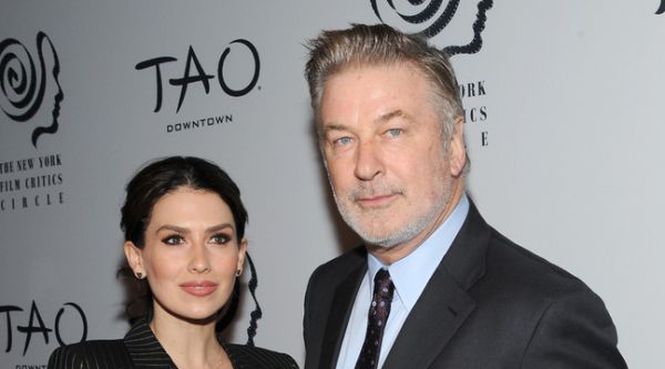 Alec Baldwin quitte Twitter... Joel Kinnaman est fiancé...