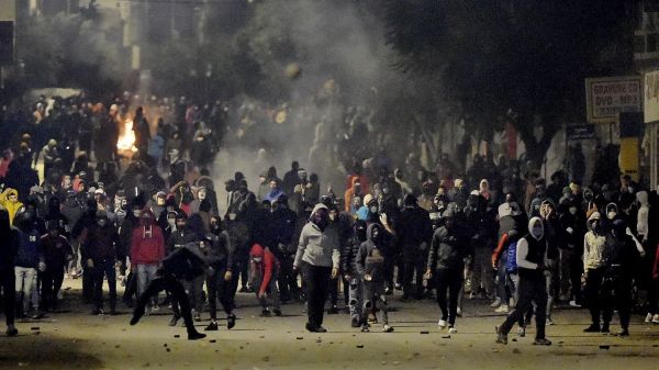Tunisie : le 10e anniversaire de la chute de Ben Ali marqué par les émeutes d'une jeunesse à bout de souffle