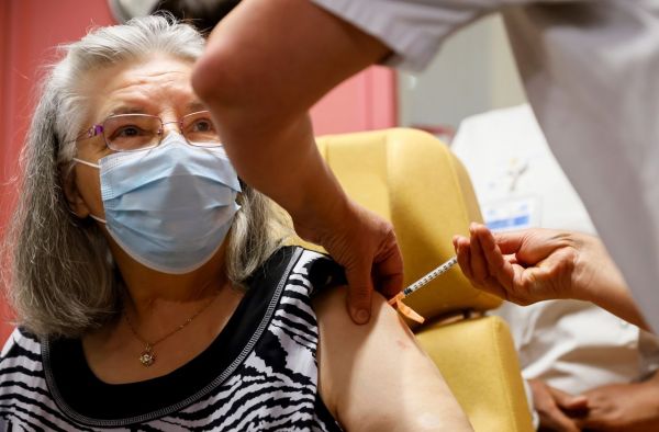 Covid-19 : Mauricette, la première vaccinée de France, a reçu sa seconde injection