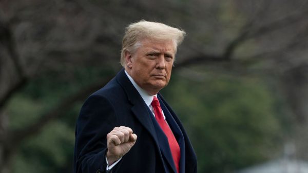 EN DIRECT - Trump gracie 73 personnes dont son ancien conseiller Steve Bannon avant de quitter la Maison-Blanche