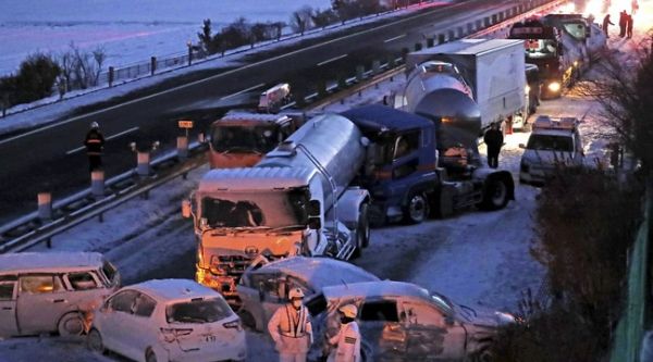 Japon : Une tempête de neige provoque un énorme carambolage sur l'autoroute, une personne est morte