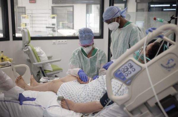 Covid-19 en France : 316 décès à l'hôpital en 24 heures et 26784 nouveaux cas positifs