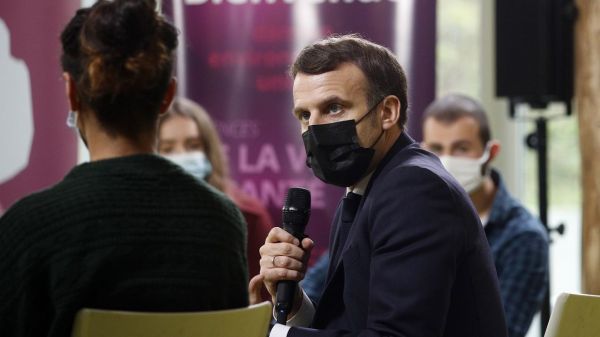 Précarité : deux repas par jour à 1 euro et un "chèque psy" pour tous les étudiants, annonce Emmanuel Macron