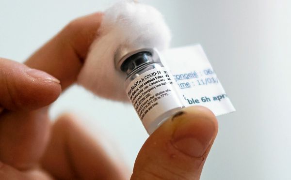 Vaccin : à cause de la 6e dose, Pfizer va réduire le nombre de flacons livrés à la France
