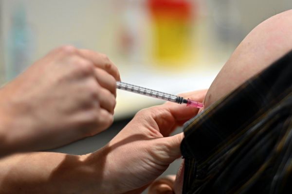 Covid-19 : le vaccin est-il la cause de certains décès ?