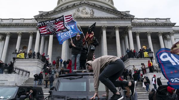 Etats-Unis : une prime de 75 000 dollars pour retrouver le poseur de bombes artisanales du Capitole