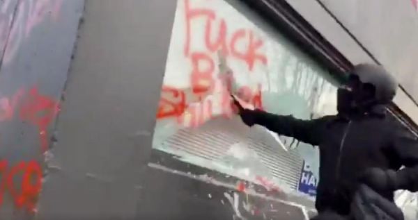A peine 1 jour après l’investiture de Joe Biden, les émeutes reprennent. Rien n’arrêtera les Antifa !!