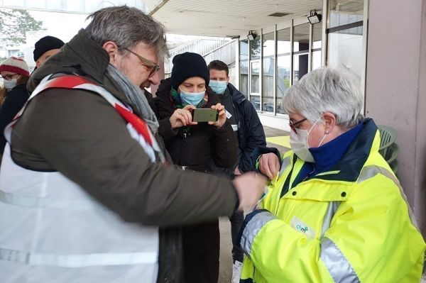 VIDEO. Manifestation : à l'hôpital du Mans fausses médailles mais vrai malaise