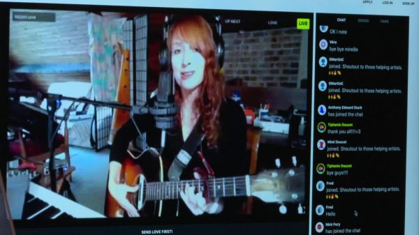 Pour gagner sa vie, cette chanteuse donne des concerts en live stream rémunérés
