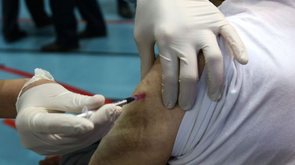Covid-19 : la France "en mesure de vacciner toute sa population d'ici à la fin août si les vaccins commandés sont validés par les autorités sanitaires"
