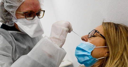 Covid-19 en France : des tests PCR imposés aux voyageurs européens dès dimanche