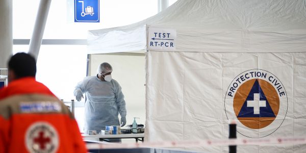 EN DIRECT - Coronavirus : test PCR obligatoire pour les voyageurs européens dès dimanche