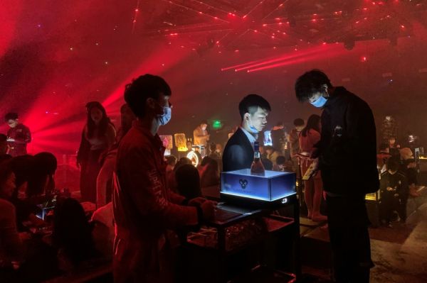 Chine: ambiance post-Covid dans les boîtes de Wuhan