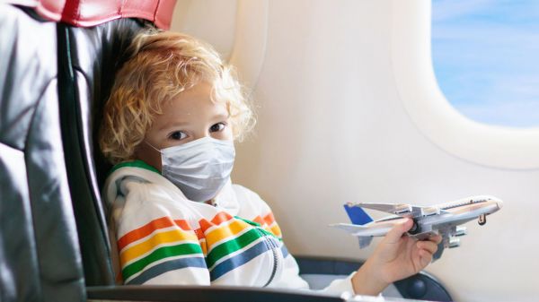 Les enfants doivent-ils faire un test PCR pour voyager à l'étranger ? Le 20H vous répond