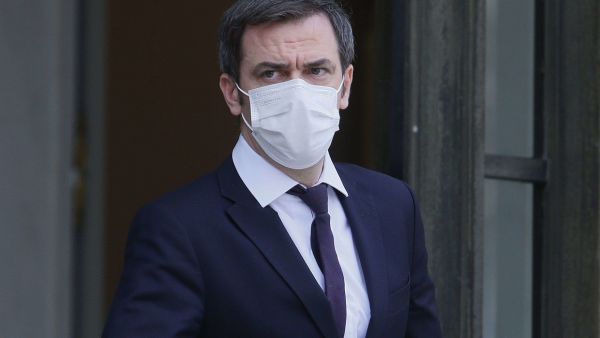 Vaccination : les sénateurs tancent les déclarations d'Olivier Véran