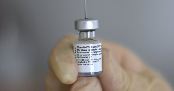 Cinq ou six doses par flacon? Controverse autour du vaccin de Pfizer
