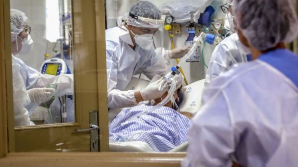VIDÉO - Brésil : "Il n'y a que des morts du Covid", les habitants de Manaus face au chaos sanitaire