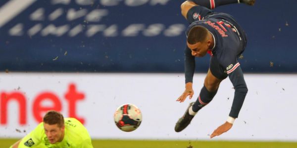 Ligue 1 : le PSG écrase un Montpellier réduit à 10 et prend seul la tête du classement