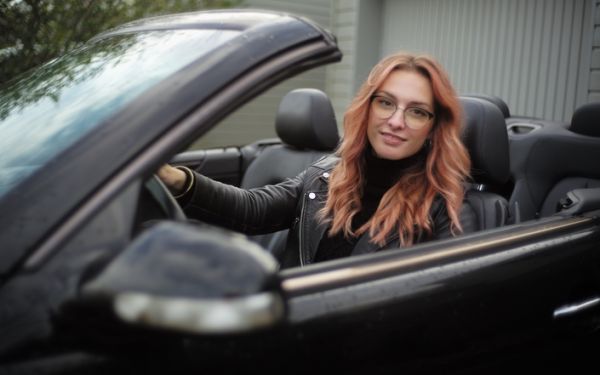 L'auto des voisins - A Gradignan en Gironde, Marlène passe ses week-ends en cabriolet Mercedes