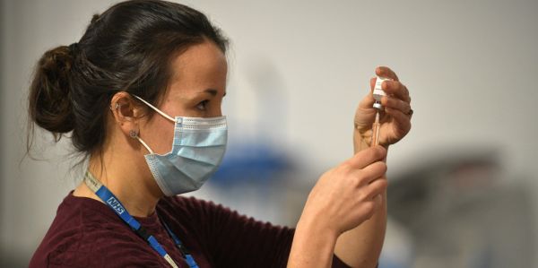 Covid-19 : pas encore autorisé en Europe, le vaccin AstraZeneca connaîtra des retards
