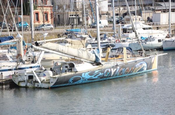 L'ancien voilier de Christophe Auguin, héros du Vendée Globe, abandonné dans le port de Cherbourg