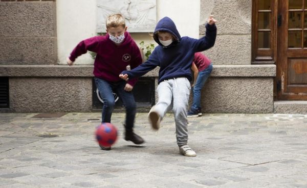 Suède : Halmstad interdit les masques à l'école