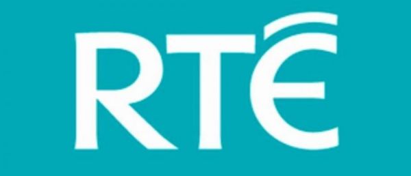 En Irlande, la diffusion quotidienne de l'Angélus tous les soirs avant le principal journal télévisé fait débat dans le pays