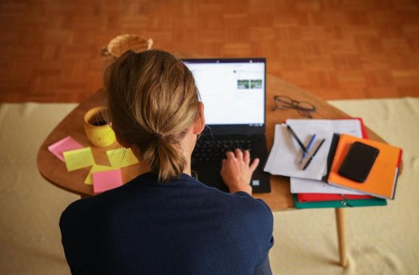 Vacances rallongées, télétravail intégral, cantines fermées... les leviers pour éviter le reconfinement