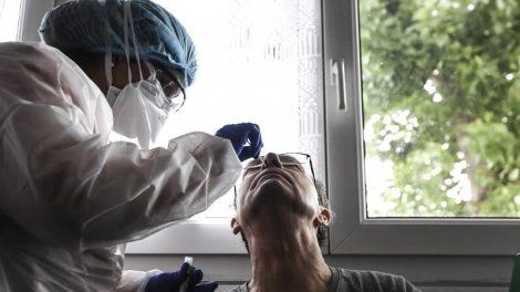 Covid-19 : le nombre de cas augmente, les hôpitaux s'essoufflent