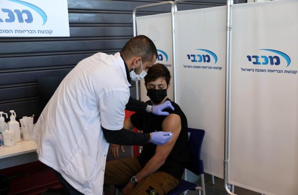 Coronavirus : en Israël, le vaccin fait chuter de 60% l'hospitalisation des plus âgés