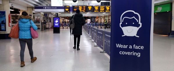 COVID-19: le gouvernement britannique durcit les mesures aux frontières
