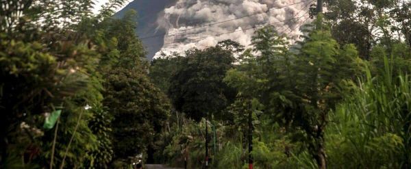 Indonésie: le volcan Merapi entre en éruption
