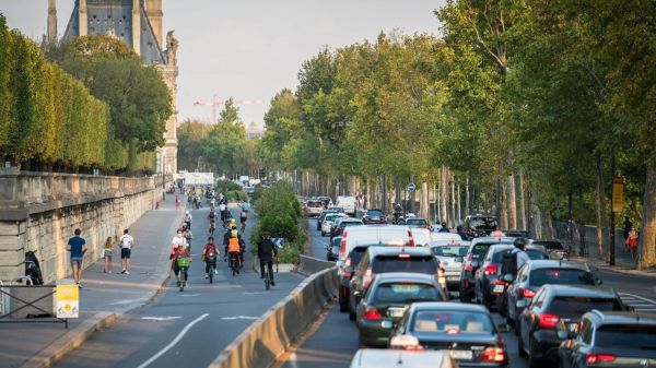 Les deux-roues n'auront plus le droit de circuler entre les files de voitures à partir du 1er février