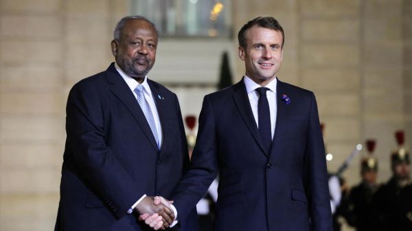 Le président djiboutien Ismaël Omar Guelleh rencontre Emmanuel Macron à Paris