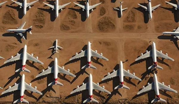 Des images saisissantes révèlent la présence d'un énorme parking pour les avions commerciaux en plein crash touristique