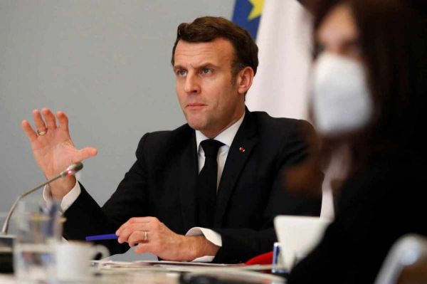 Humour : Macron juge « intolérable » la lenteur de la campagne de vaccination en Afrique
