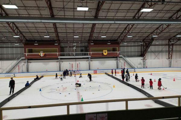 Apprendre le hockey tout en s'amusant à Saint-Pierre et Miquelon