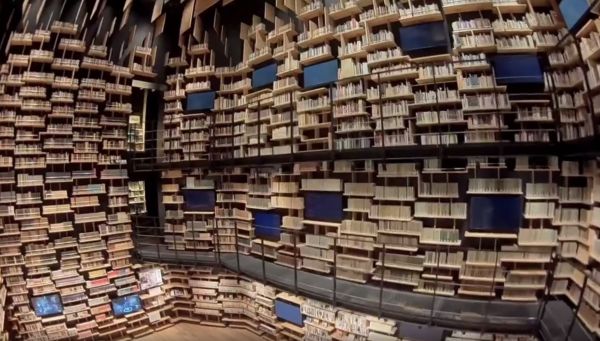 Une gigantesque bibliothèque, scène de rêve pour des performances artistiques