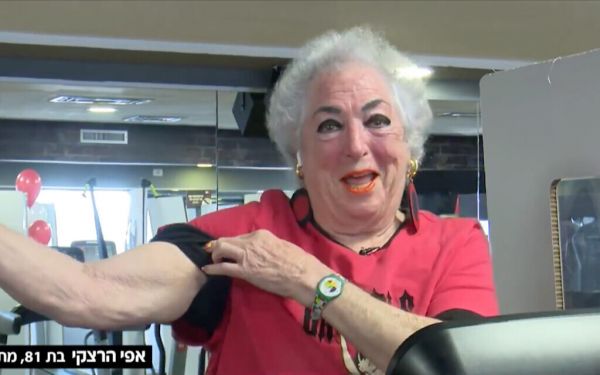 Une arrière-grand-mère dans un club de gym fait le buzz
