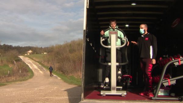 Ce coach crée sa salle de sport dans un camion pour proposer des séances à domicile