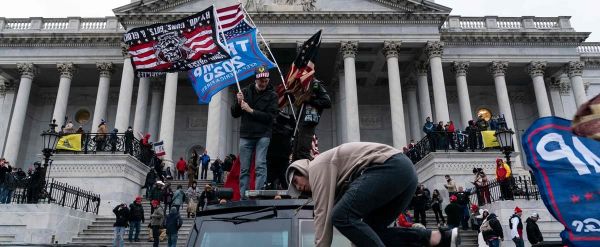Chassés de Facebook et Twitter, les extrémistes de Trump s'épanchent ailleurs