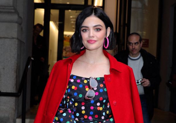 Lucy Hale (« Pretty Little Liars ») photographiée embrassant un acteur de « Riverdale »