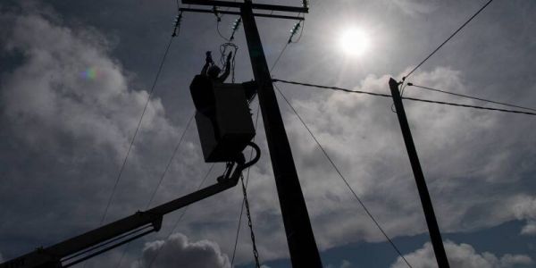 Un homme perché sur un poteau électrique pour faire des abdos provoque une énorme coupure de courant en Chine