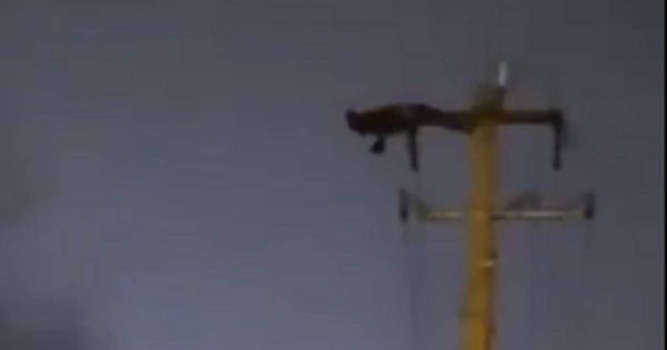 Il fait des abdos sur un poteau électrique et provoque une énorme panne d'électricité