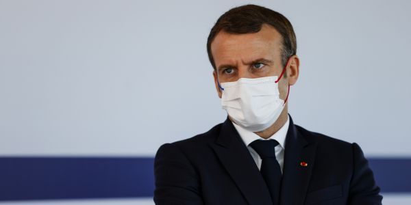 Macron visite une ferme, à défaut du salon de l'agriculture