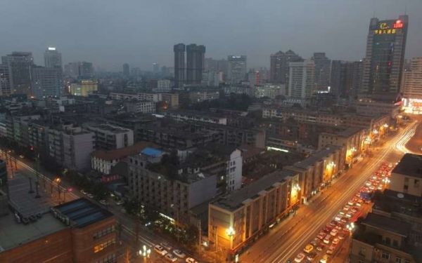 VIDEO. Chine : il fait des abdos sur un poteau électrique et provoque une panne