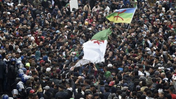 Algérie : des milliers de manifestants furieux contre le pouvoir