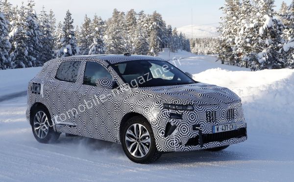 Le Renault Kadjar 2 se montre de profil et de l'arrière