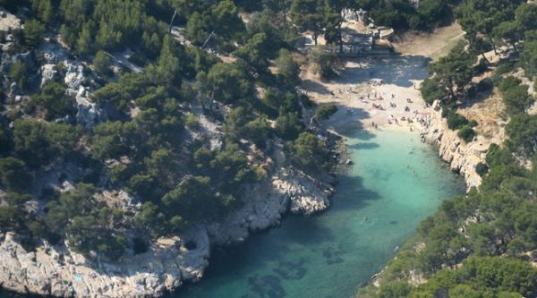 Marseille : « La question de mettre des quotas d'accès pourrait se poser dès l'été prochain », prévient le directeur du parc national des Calanques